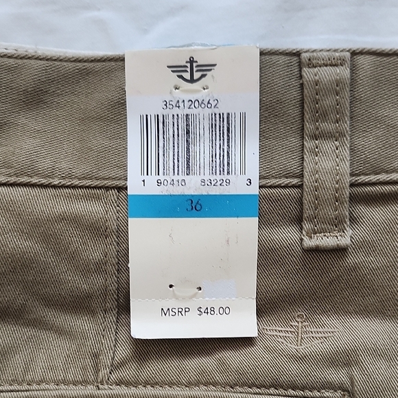 Dockers Men's Tan Shorts with Smartphone Pocket - Picture 2 of 6